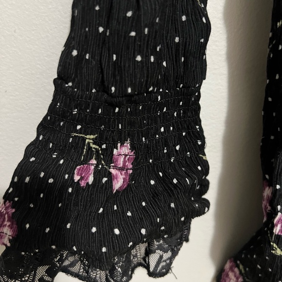 Three quarter sleeve black lace and floral blouse. - Picture 4 of 4